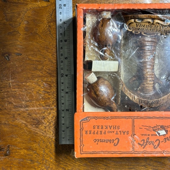 Vintage Treasure Craft souvenir Palm Springs palm tree salt and pepper shakers - Picture 7 of 8